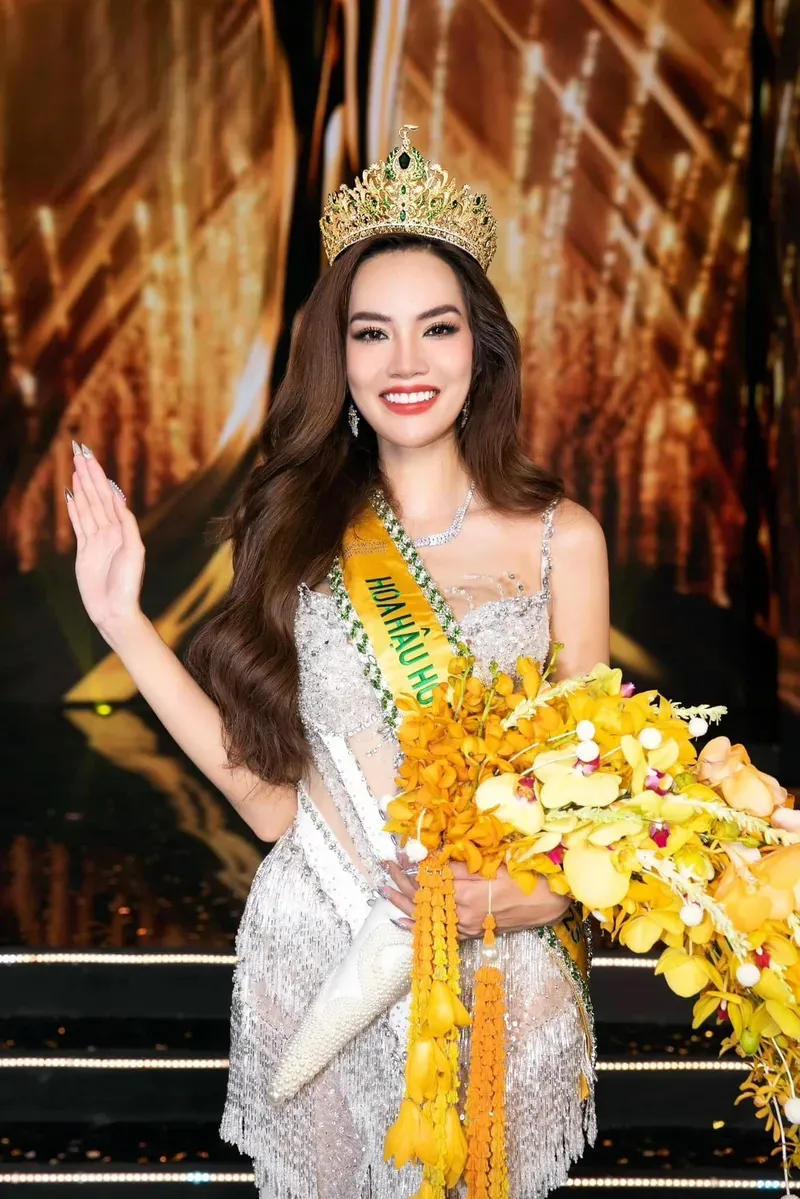 Hoa hậu Lê Hoàng Phương với ánh mắt ấm áp Hoa hậu Lê Hoàng Phương với ánh mắt ấm áp