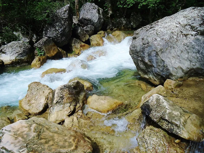 Phong cảnh con suối chảy qua hẻm đá là nơi lý tưởng để chiêm ngưỡng vẻ đẹp thiên nhiên hoang dã. Phong cảnh con suối chảy qua hẻm đá là nơi lý tưởng để chiêm ngưỡng vẻ đẹp thiên nhiên hoang dã.