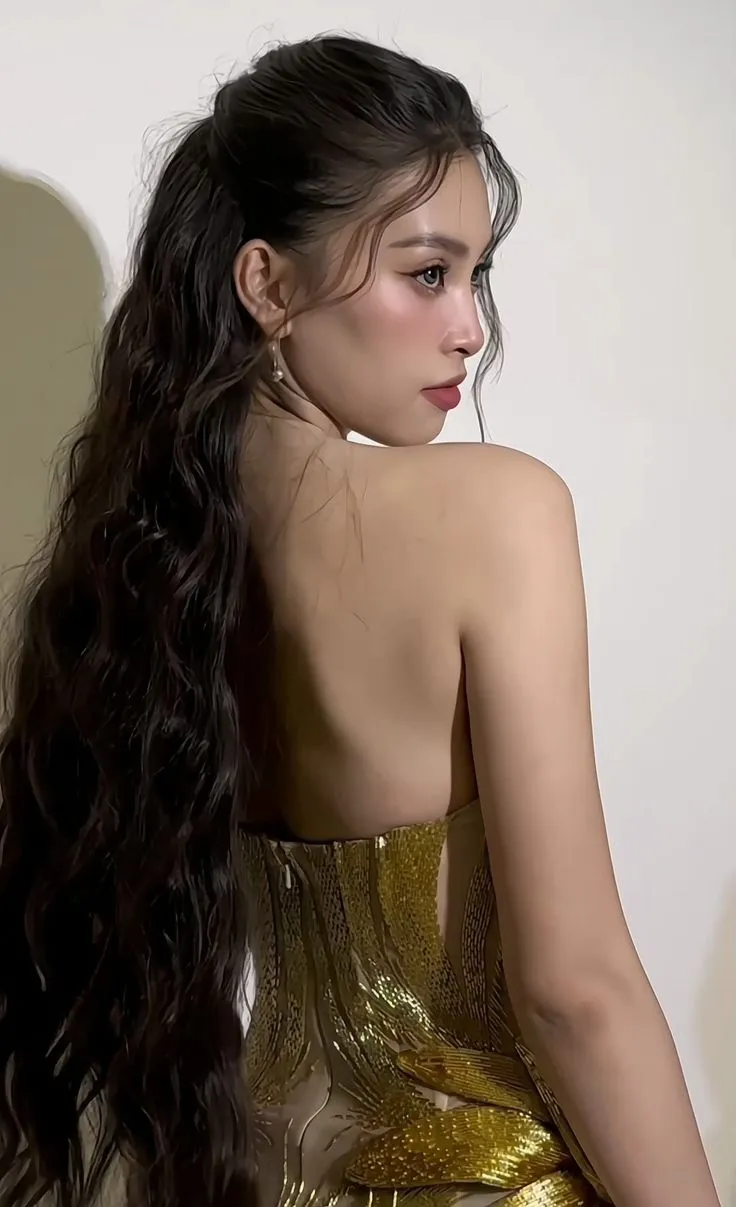 Nét đẹp dịu dàng của hoa hậu Tiểu Vy. Nét đẹp dịu dàng của hoa hậu Tiểu Vy.