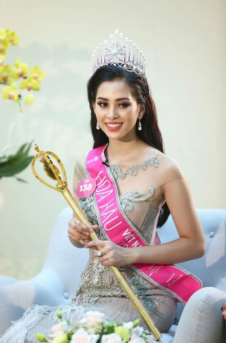 Góc nghiêng đẹp của hoa hậu Tiểu Vy. Góc nghiêng đẹp của hoa hậu Tiểu Vy.