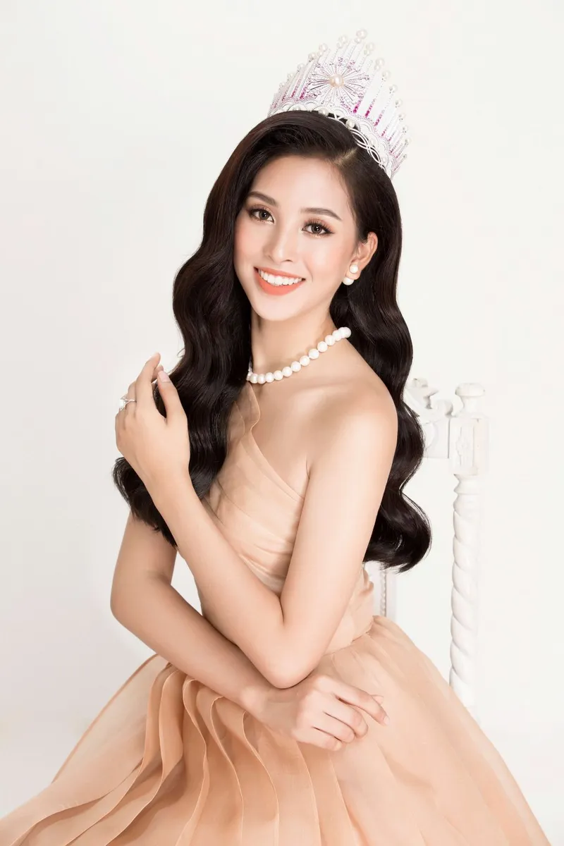 Góc chụp chân dung nổi bật của hoa hậu Tiểu Vy. Góc chụp chân dung nổi bật của hoa hậu Tiểu Vy.