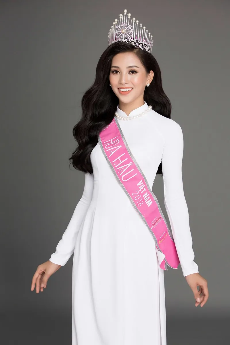 Vẻ đẹp dịu hiền của hoa hậu Tiểu Vy. Vẻ đẹp dịu hiền của hoa hậu Tiểu Vy.