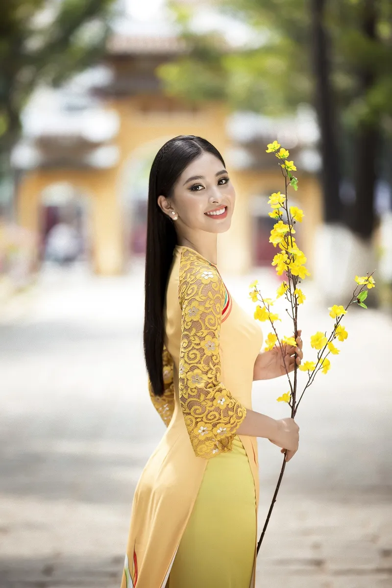 Hoa hậu Tiểu Vy với biểu cảm thân thiện. Hoa hậu Tiểu Vy với biểu cảm thân thiện.