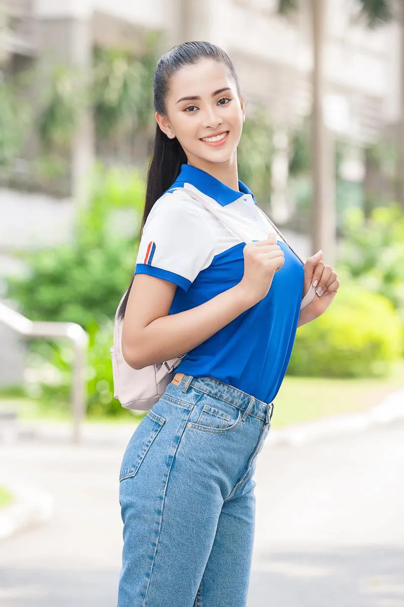 Tiểu Vy trong góc chụp cận mặt nghệ thuật. Tiểu Vy trong góc chụp cận mặt nghệ thuật.