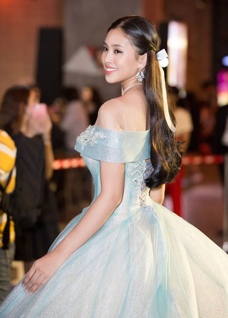 Tiểu Vy với biểu cảm dịu dàng. Tiểu Vy với biểu cảm dịu dàng.