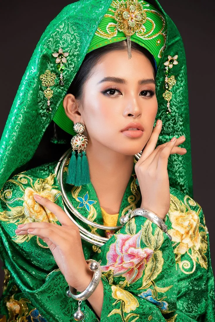 Hoa hậu Tiểu Vy với gương mặt thanh tú. Hoa hậu Tiểu Vy với gương mặt thanh tú.