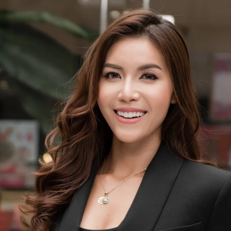Nụ cười rạng rỡ của Minh Tú làm bừng sáng cả khung hình Nụ cười rạng rỡ của Minh Tú làm bừng sáng cả khung hình