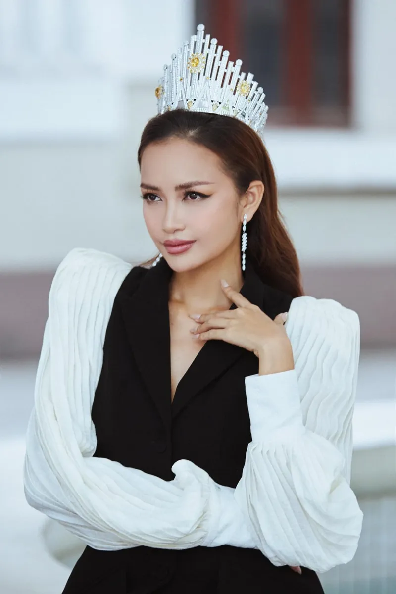Ngọc Châu rực rỡ trong ánh sáng vàng ấm áp
