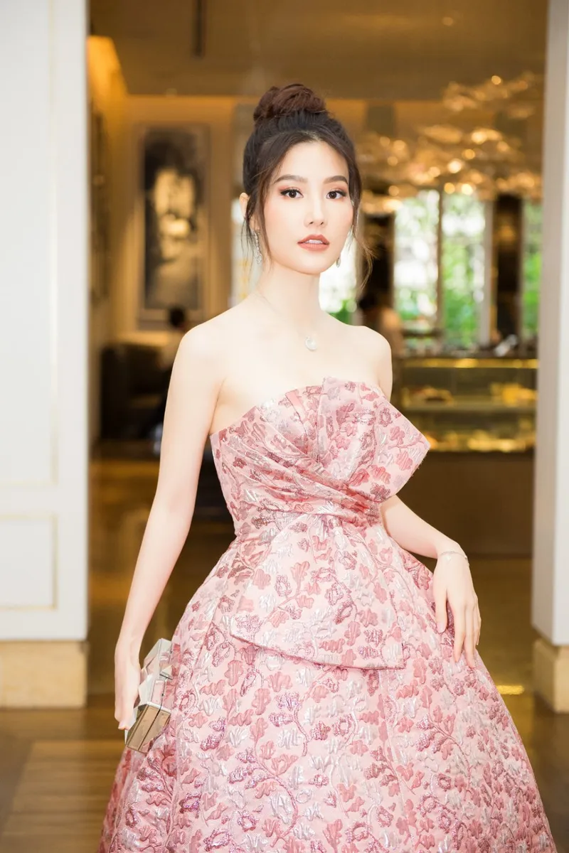 Diễm My 9x với ánh mắt sắc sảo Diễm My 9x với ánh mắt sắc sảo