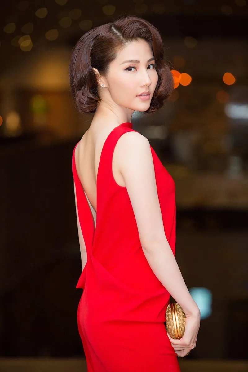 Biểu cảm của Diễm My 9x trong sự kiện Biểu cảm của Diễm My 9x trong sự kiện