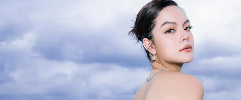 Ca sĩ Phạm Quỳnh Anh trên sân khấu. Ca sĩ Phạm Quỳnh Anh trên sân khấu.