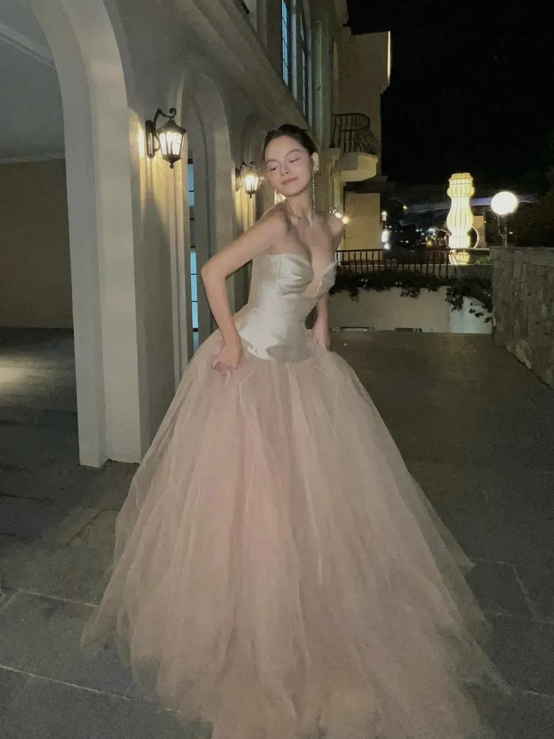 Nụ cười của Phạm Quỳnh Anh trong buổi chụp ảnh Nụ cười của Phạm Quỳnh Anh trong buổi chụp ảnh