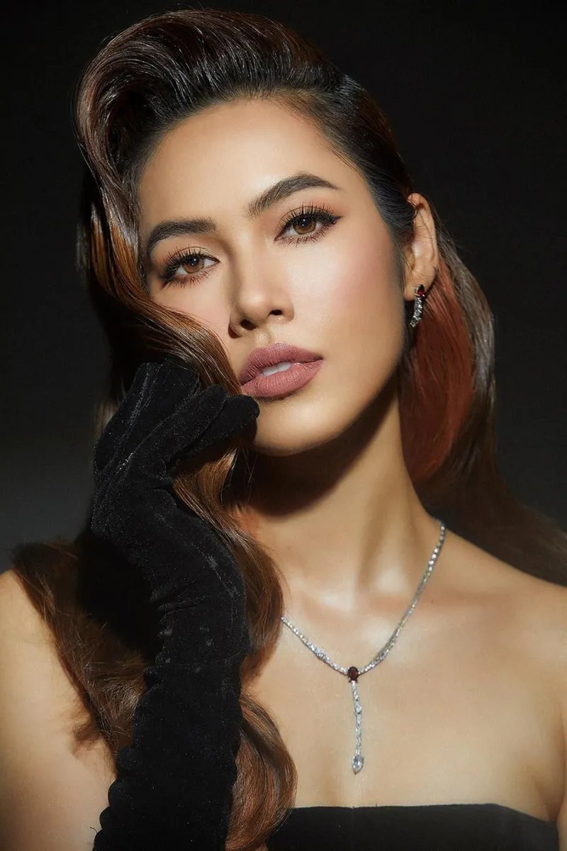 Á hậu Hoàng My với ánh mắt trìu mến