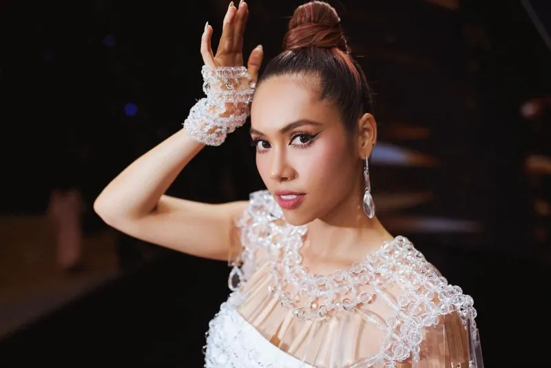 Á hậu Hoàng My với vẻ đẹp trẻ trung