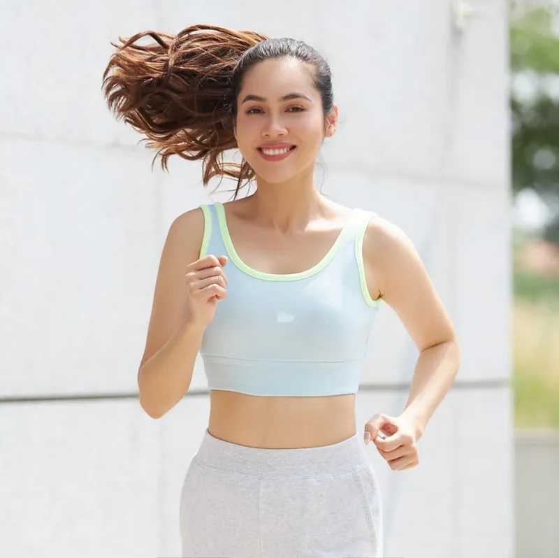 Á hậu Hoàng My với mái tóc gợn sóng