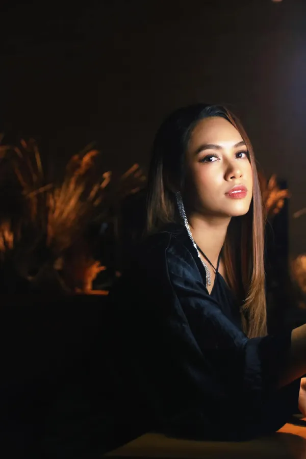 Á hậu Hoàng My với ánh mắt cuốn hút