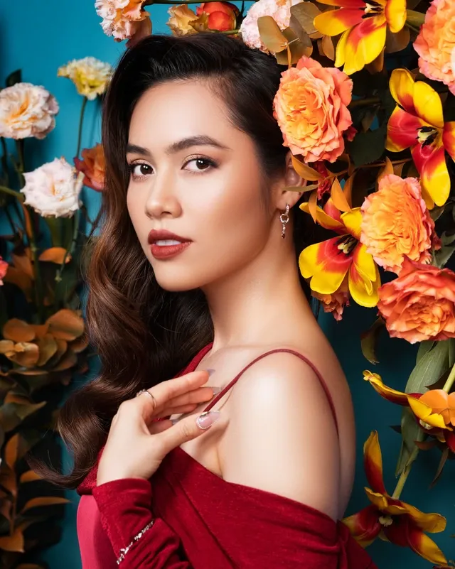 Á hậu Hoàng My trong ánh sáng dịu nhẹ