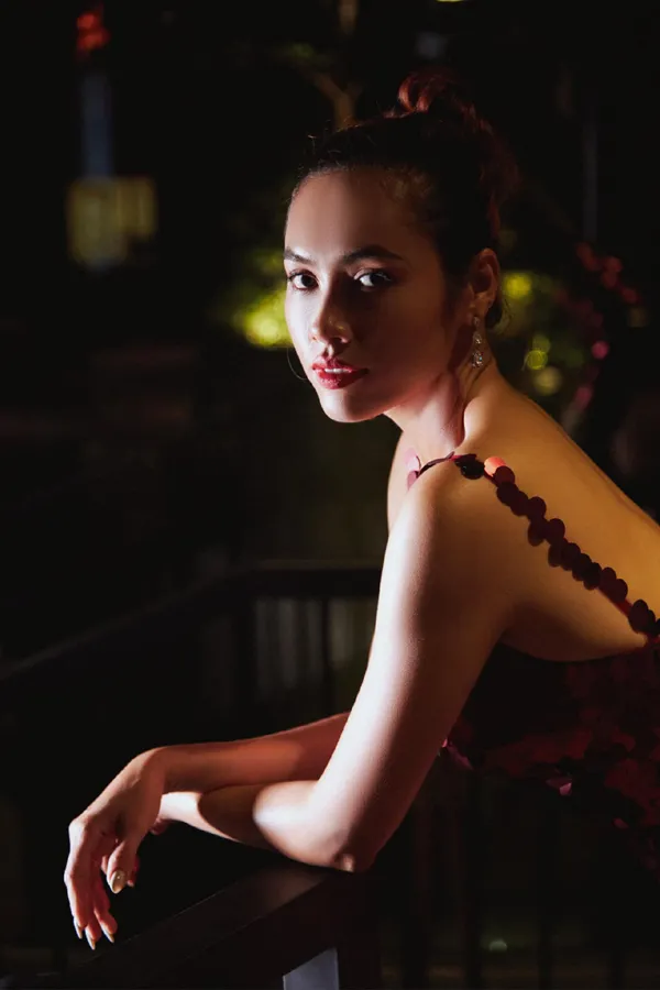 Á hậu Hoàng My với phong thái chuyên nghiệp