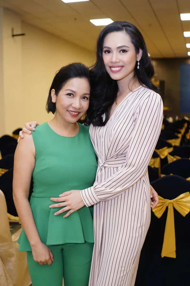 Á hậu Hoàng My với vẻ đẹp thanh lịch