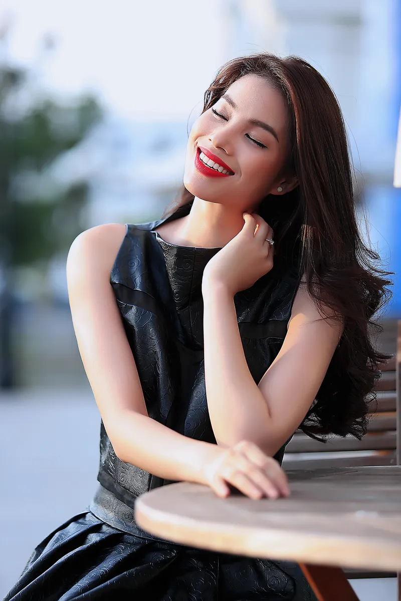 Hoa hậu Phạm Hương với ánh mắt cuốn hút Hoa hậu Phạm Hương với ánh mắt cuốn hút