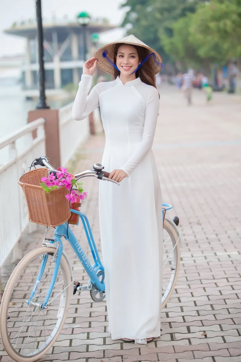 Nụ cười quyến rũ của hoa hậu Phạm Hương Nụ cười quyến rũ của hoa hậu Phạm Hương