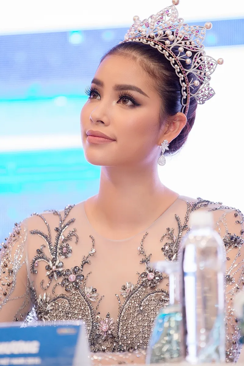 Hoa hậu Phạm Hương trong ánh nắng nhẹ Hoa hậu Phạm Hương trong ánh nắng nhẹ