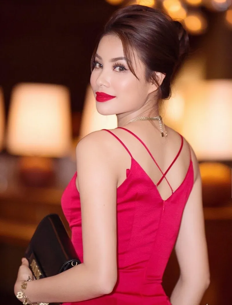 Ánh mắt trìu mến của hoa hậu Phạm Hương Ánh mắt trìu mến của hoa hậu Phạm Hương