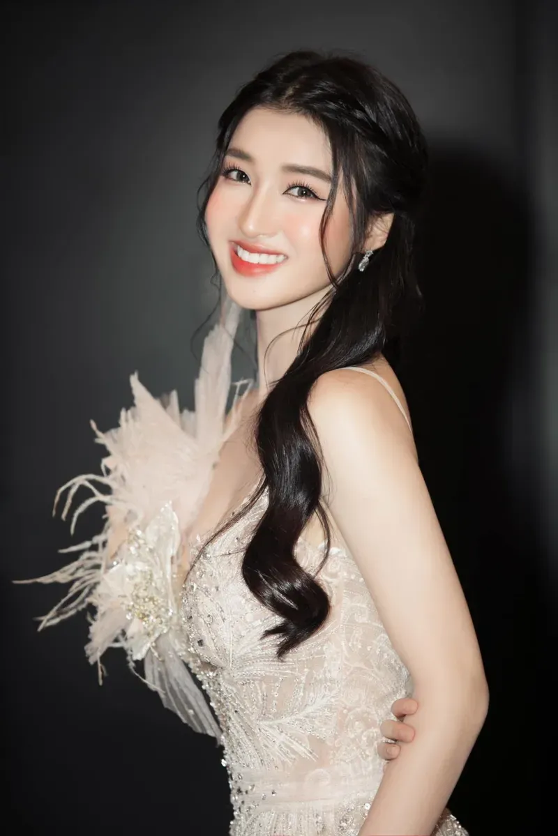 Vẻ đẹp dịu dàng và nổi bật của Á hậu Phương Nhi Vẻ đẹp dịu dàng và nổi bật của Á hậu Phương Nhi