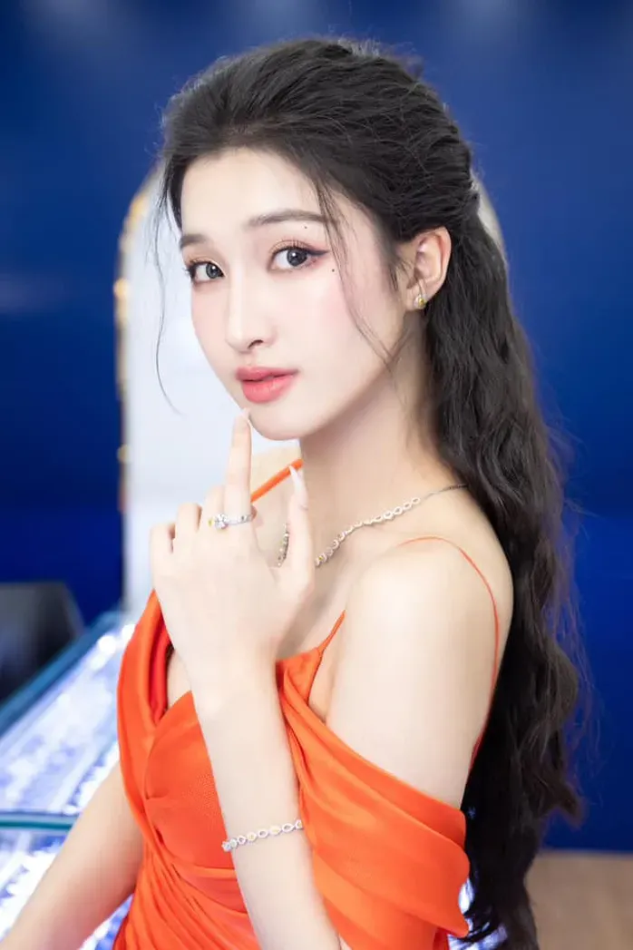 Gương mặt rạng ngời của Á hậu Phương Nhi Gương mặt rạng ngời của Á hậu Phương Nhi