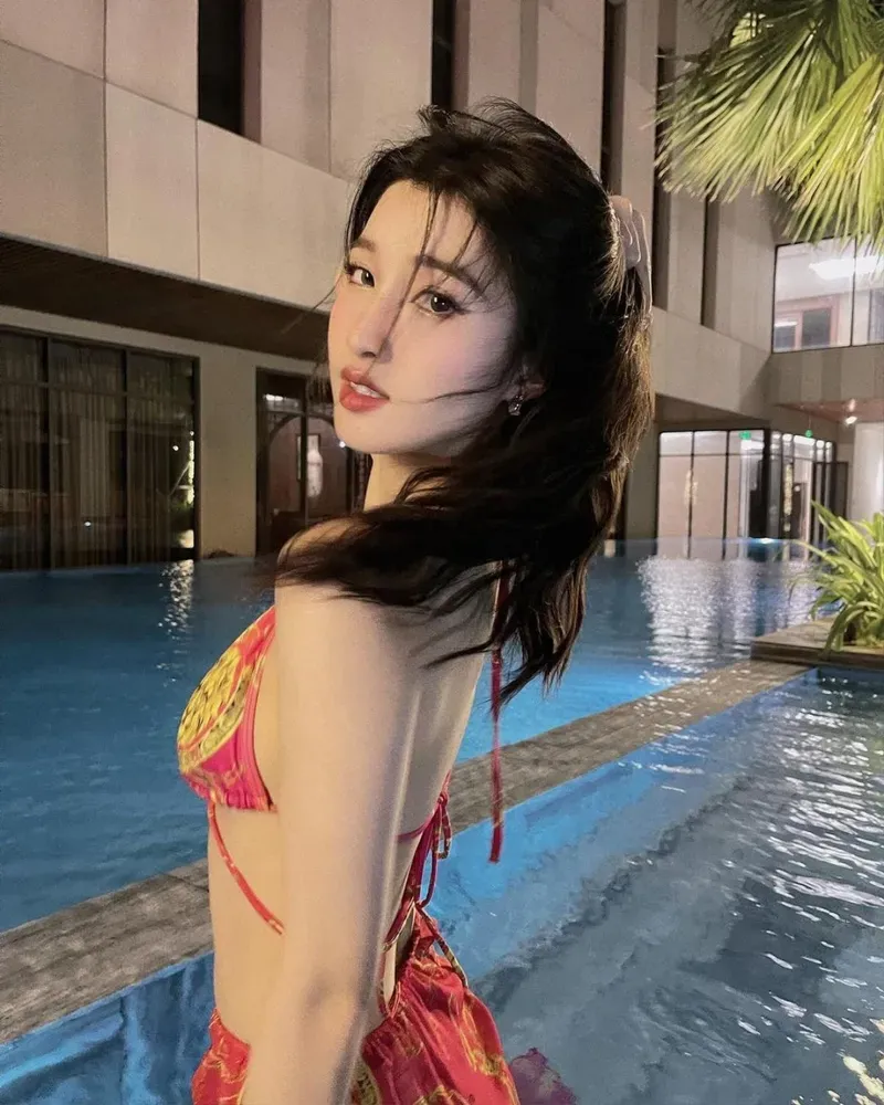 Á hậu Phương Nhi với phong thái thanh lịch Á hậu Phương Nhi với phong thái thanh lịch