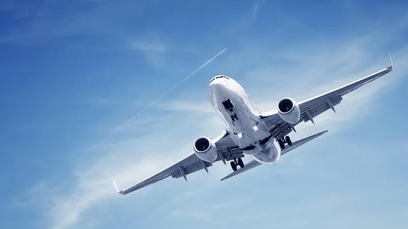Tận hưởng vẻ đẹp bầu trời từ trên cao với hình nền máy bay