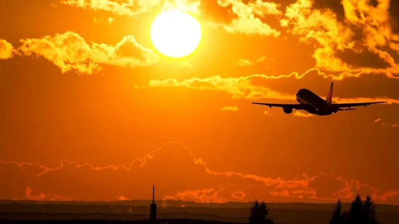 Khám phá vẻ đẹp hùng vĩ của bầu trời với hình nền máy bay bay cao