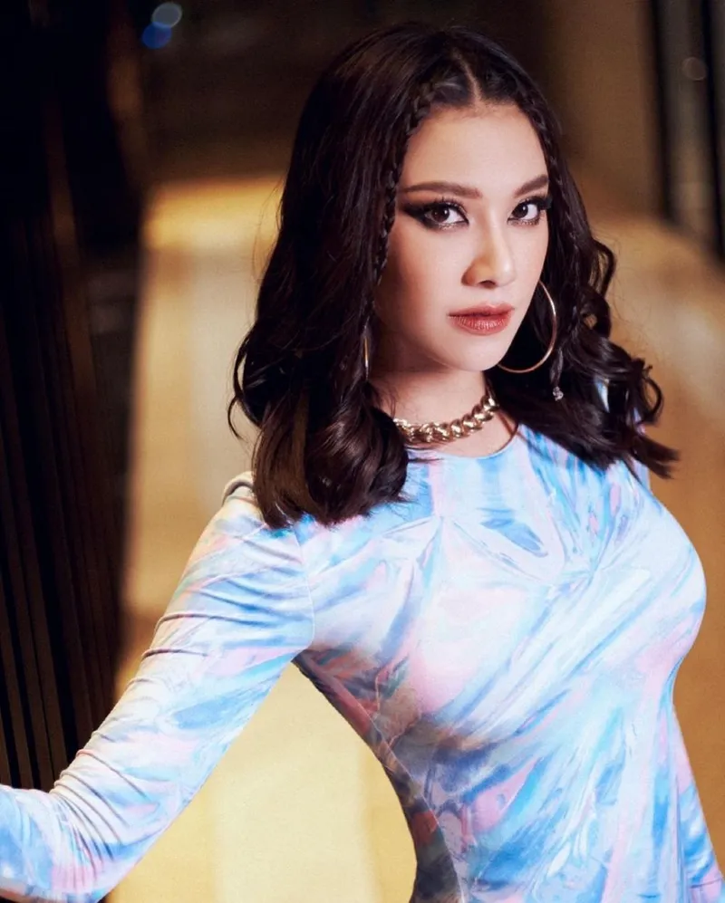 Thần thái Kim Duyên tỏa sáng trong từng khoảnh khắc Thần thái Kim Duyên tỏa sáng trong từng khoảnh khắc
