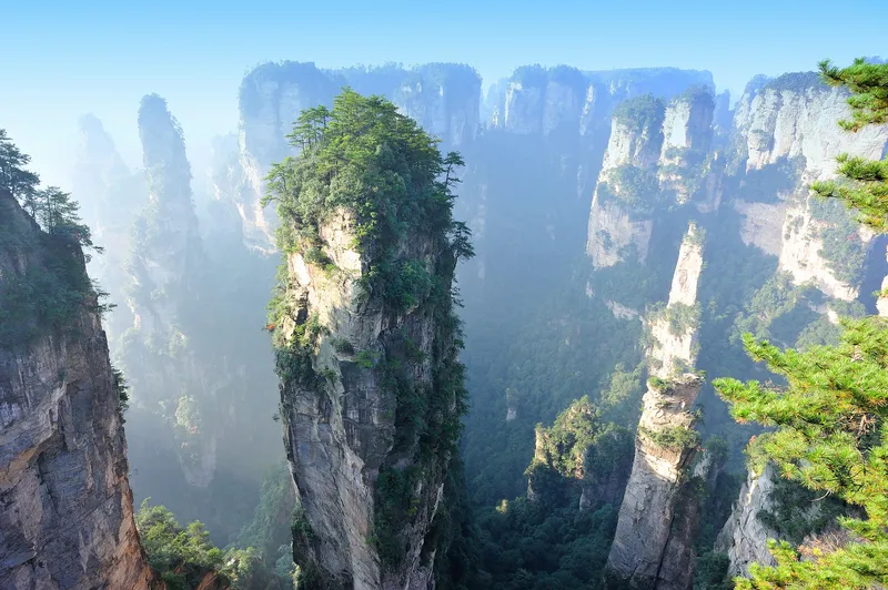 Những đỉnh núi đồ sộ trong phong cảnh núi đá hùng vĩ là thiên đường của các nhiếp ảnh gia. Những đỉnh núi đồ sộ trong phong cảnh núi đá hùng vĩ là thiên đường của các nhiếp ảnh gia.