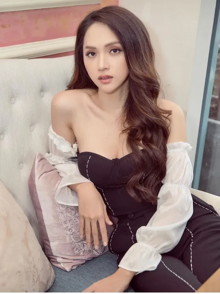 Hoa hậu Hương Giang tươi trẻ với gương mặt sáng Hoa hậu Hương Giang tươi trẻ với gương mặt sáng
