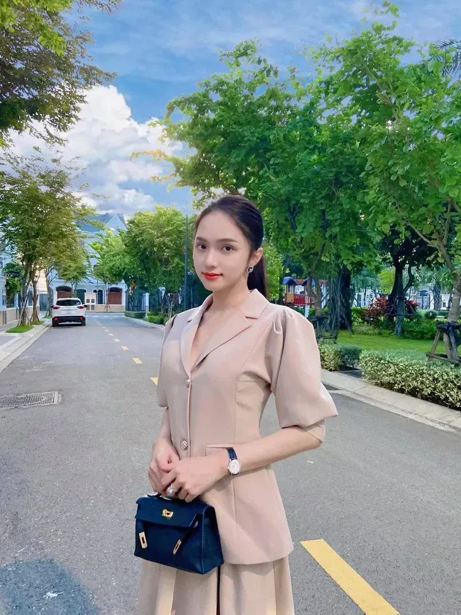 Thần thái nhẹ nhàng của hoa hậu Hương Giang Thần thái nhẹ nhàng của hoa hậu Hương Giang