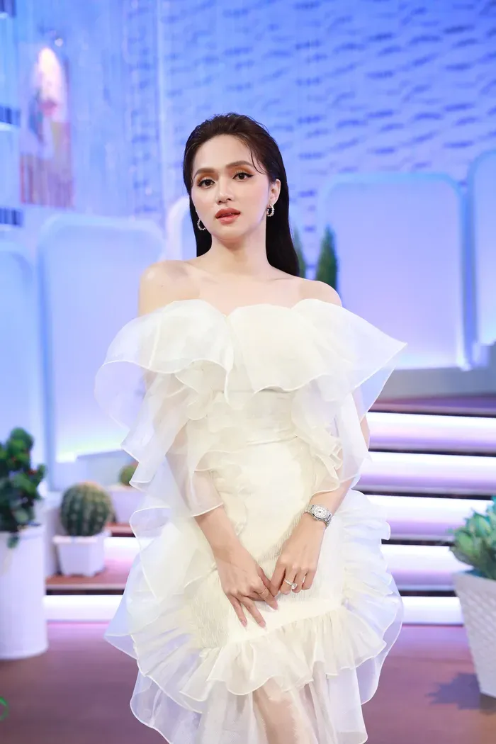 Hoa hậu Hương Giang với thần thái sang trọng Hoa hậu Hương Giang với thần thái sang trọng