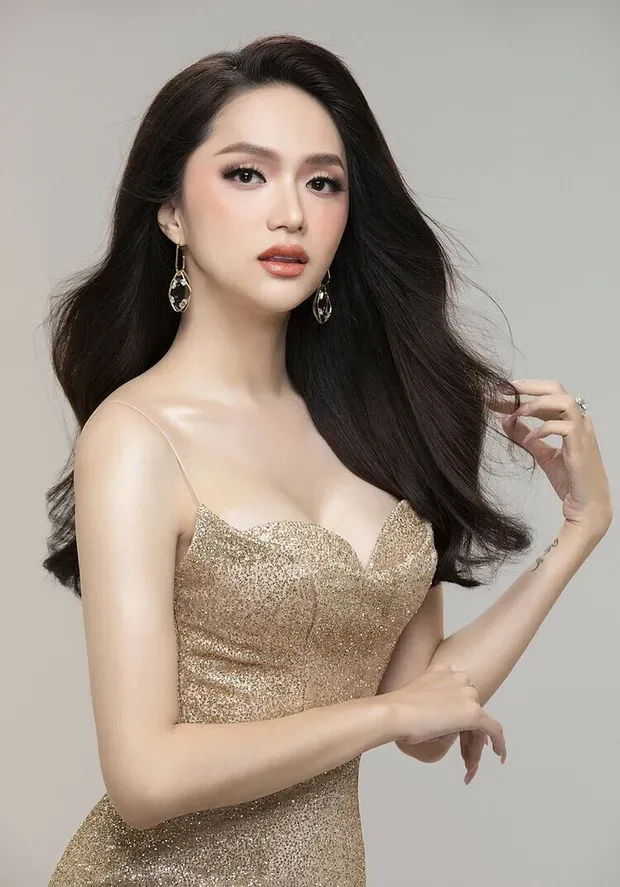 Cận cảnh nhan sắc hoa hậu Hương Giang Cận cảnh nhan sắc hoa hậu Hương Giang