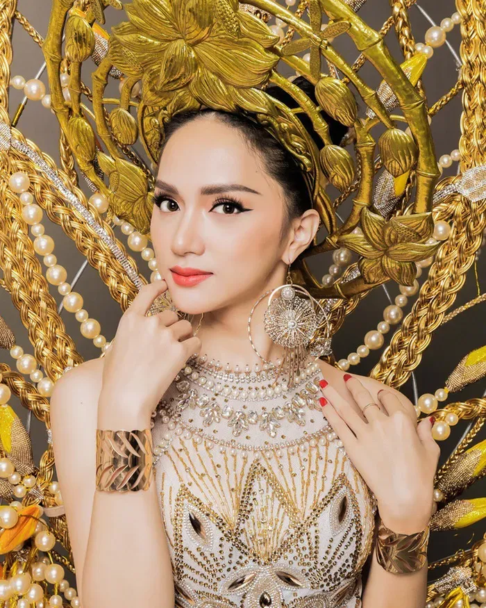 Hoa hậu Hương Giang với ánh mắt cuốn hút Hoa hậu Hương Giang với ánh mắt cuốn hút