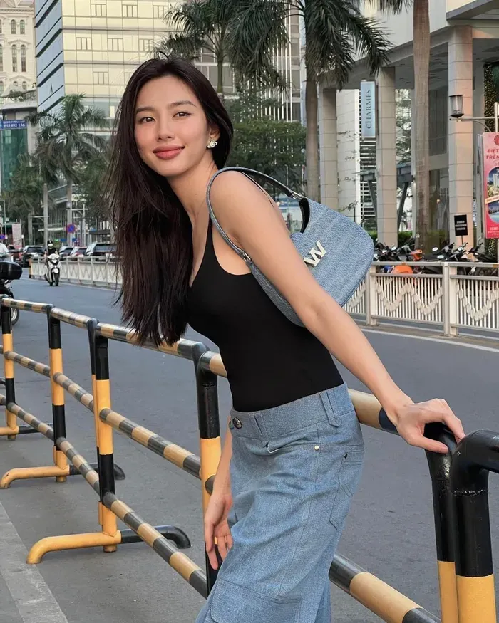 Nguyễn Thúc Thùy Tiên trong bức ảnh chụp gần Nguyễn Thúc Thùy Tiên trong bức ảnh chụp gần