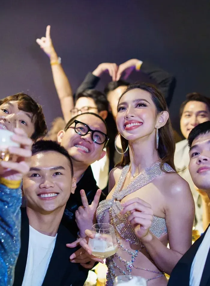Hình ảnh hoa hậu Nguyễn Thúc Thùy Tiên với nụ cười tươi tắn Hình ảnh hoa hậu Nguyễn Thúc Thùy Tiên với nụ cười tươi tắn