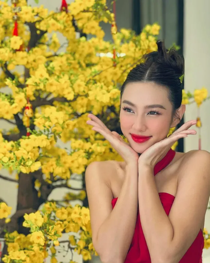 Hoa hậu Nguyễn Thúc Thùy Tiên tạo dáng chụp ảnh chân dung Hoa hậu Nguyễn Thúc Thùy Tiên tạo dáng chụp ảnh chân dung