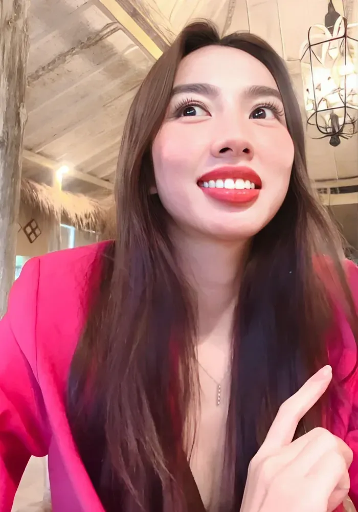 Hoa hậu Nguyễn Thúc Thùy Tiên với nụ cười hiền hậu Hoa hậu Nguyễn Thúc Thùy Tiên với nụ cười hiền hậu