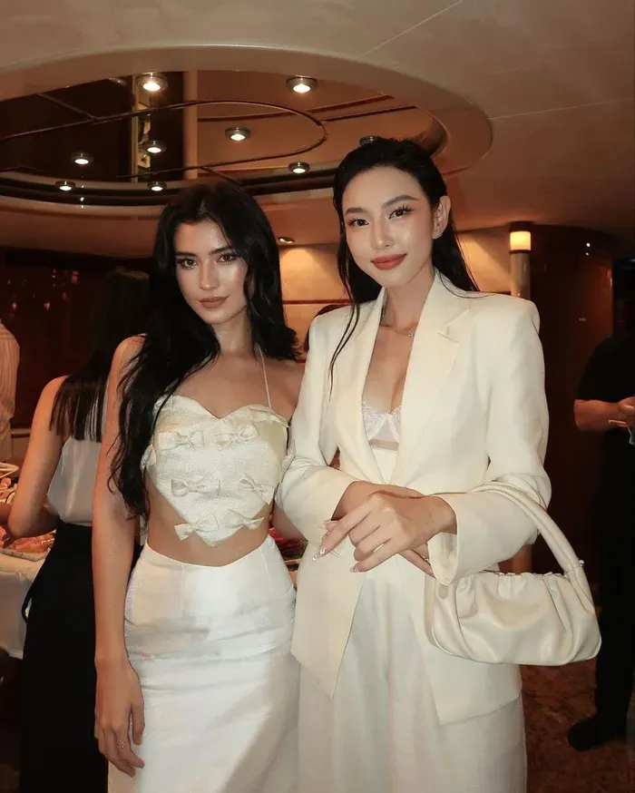 Hoa hậu Nguyễn Thúc Thùy Tiên trong không gian tĩnh lặng Hoa hậu Nguyễn Thúc Thùy Tiên trong không gian tĩnh lặng