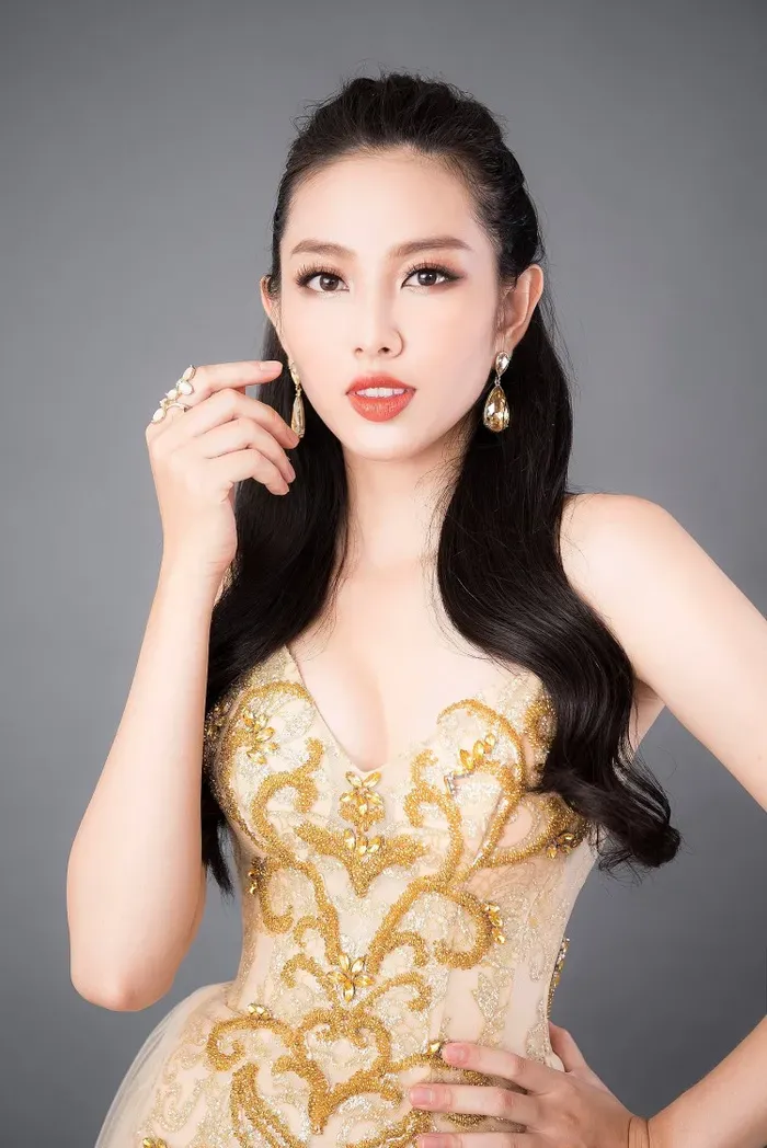 Hình ảnh hoa hậu Nguyễn Thúc Thùy Tiên chụp chân dung Hình ảnh hoa hậu Nguyễn Thúc Thùy Tiên chụp chân dung