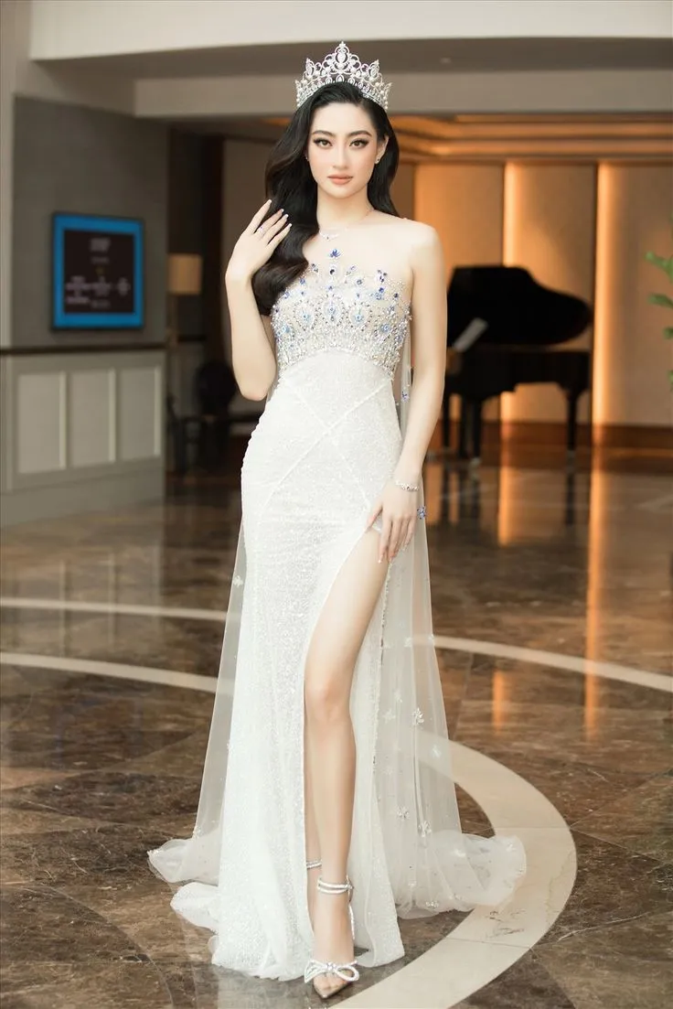 Thần thái cuốn hút của Lương Thùy Linh qua từng cử chỉ Thần thái cuốn hút của Lương Thùy Linh qua từng cử chỉ