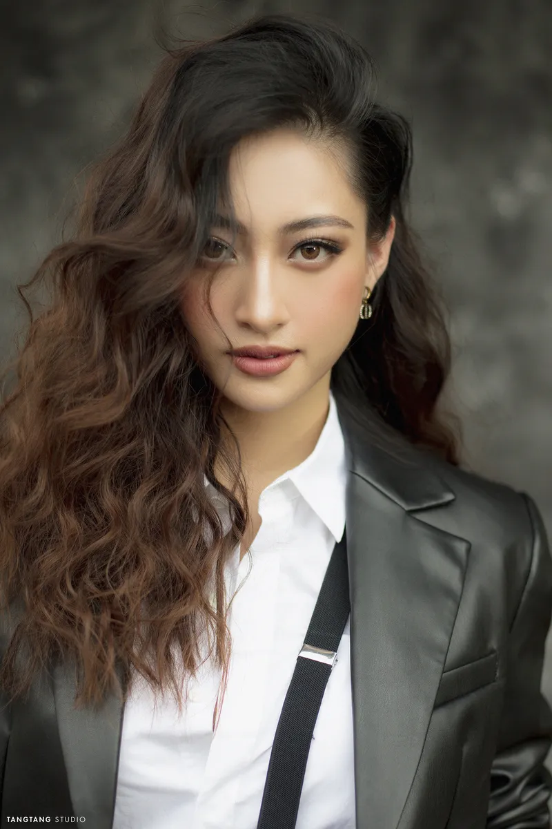 Nụ cười của Lương Thùy Linh làm sáng bừng cả khung hình Nụ cười của Lương Thùy Linh làm sáng bừng cả khung hình