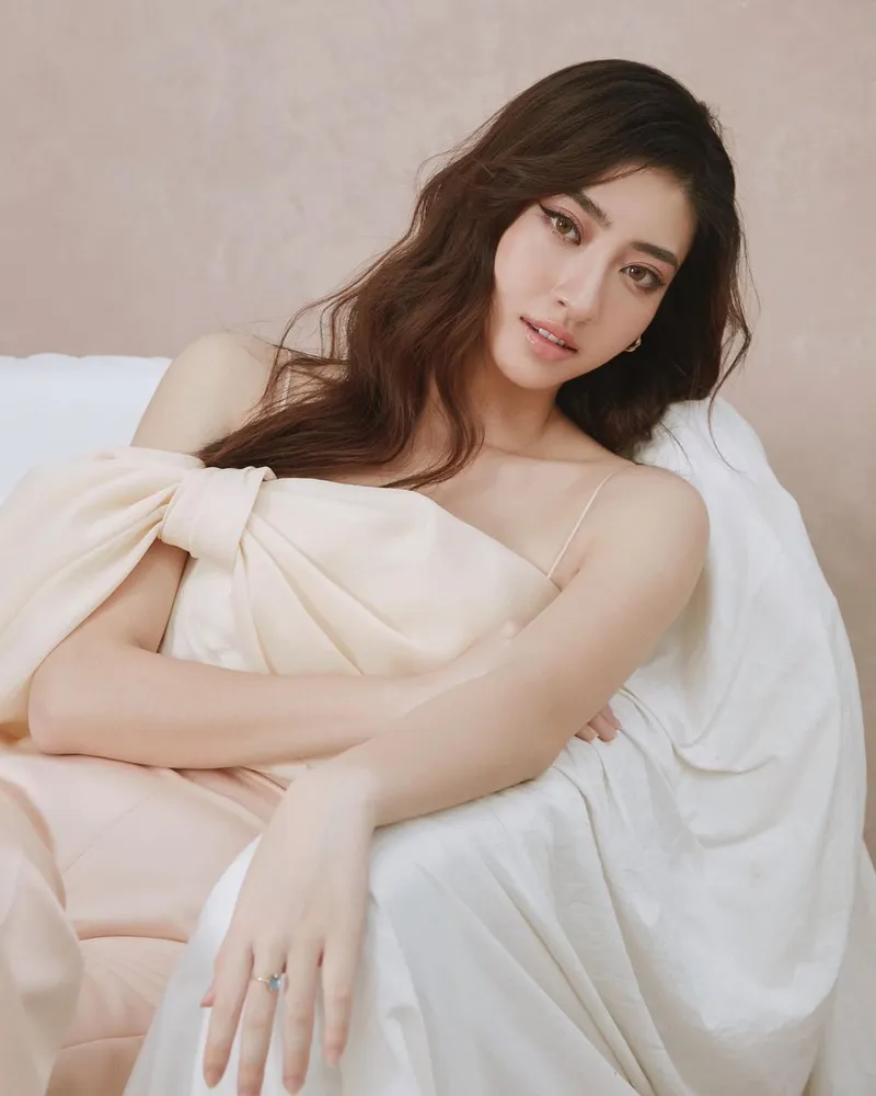 Lương Thùy Linh nổi bật giữa không gian lãng mạn Lương Thùy Linh nổi bật giữa không gian lãng mạn