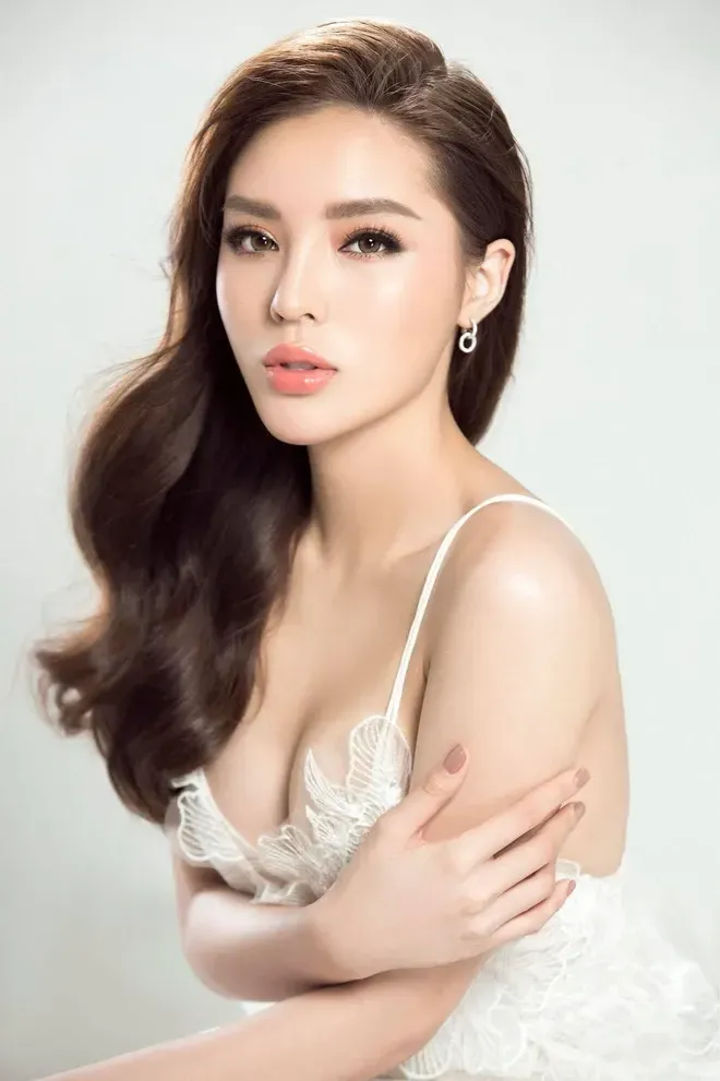 Góc nhìn nghiêng của hoa hậu Nguyễn Cao Kỳ Duyên Góc nhìn nghiêng của hoa hậu Nguyễn Cao Kỳ Duyên