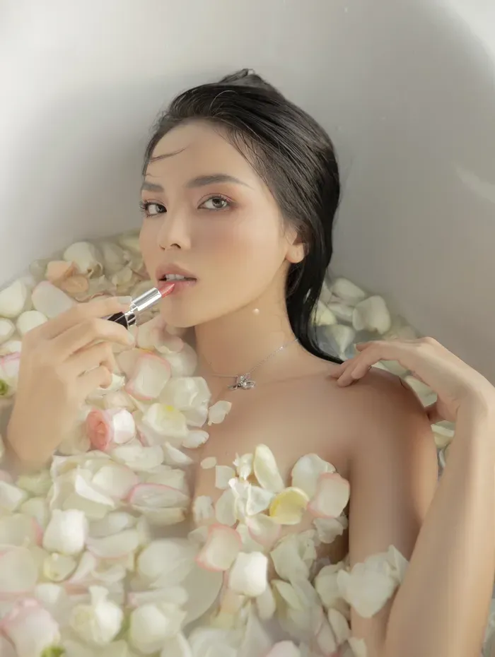 Nguyễn Cao Kỳ Duyên với phong thái thanh tao Nguyễn Cao Kỳ Duyên với phong thái thanh tao